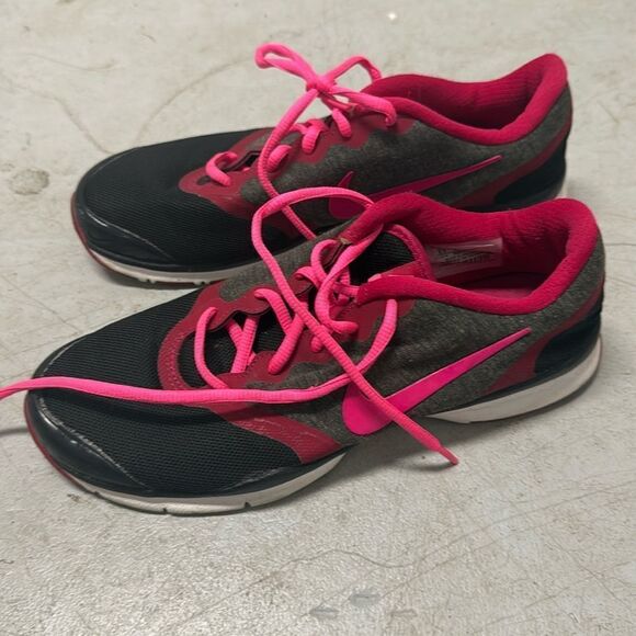 Womens Nike Shoes - Like New - Excellent Condition - Size 8 - Black and Pink - Picture 1 of 4